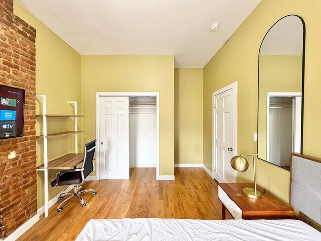 Foto del edificio - Furnished room/NOT APARTMENT