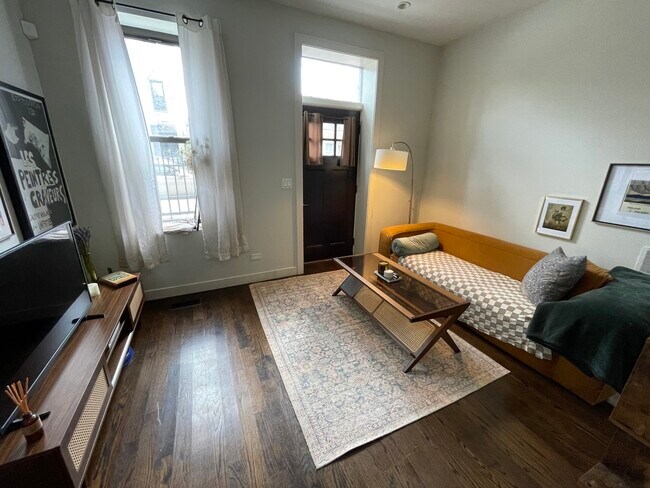 Foto del edificio - 2048 W Webster Ave