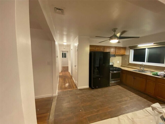 Building Photo - 38 Sutton St