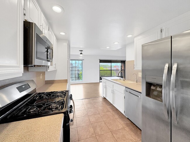 Building Photo - Incredible 2BD/2.5BA w/Ocean Views and Acr...