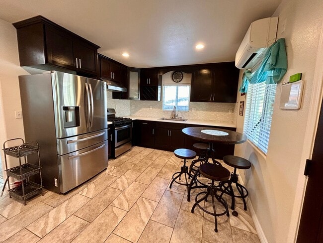 Foto del edificio - 1366 N Soto St