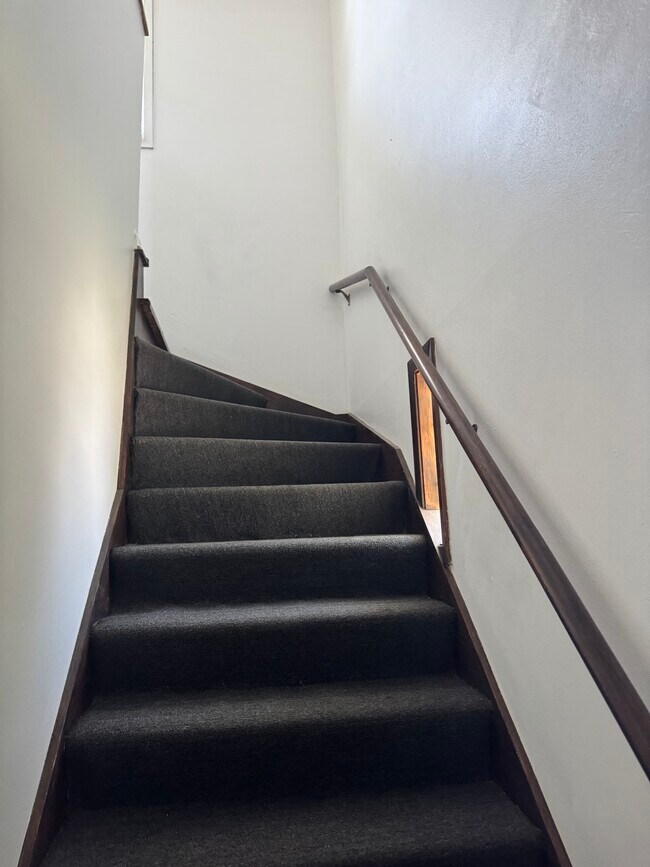 Representación - 7211 W Brentwood Ave