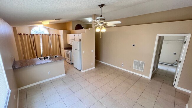 Foto del edificio - Spacious 3BR Corner Lot Home with Large Fe...