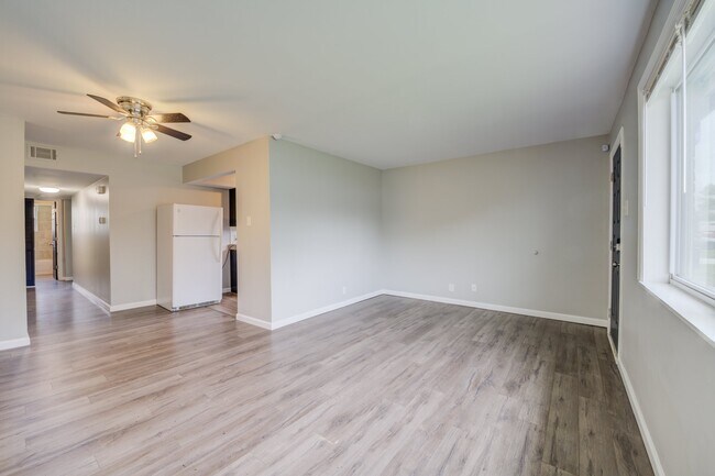 Foto del edificio - 10742 Tropic Dr