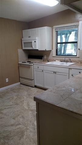 Building Photo - 3 Bed house on Sharkey St! Available NOW!