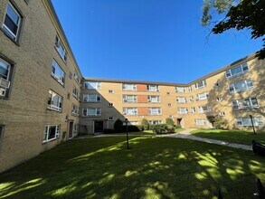 Building Photo - 6106 N Damen Ave