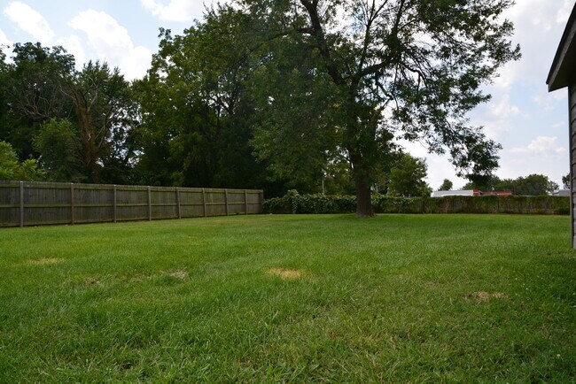 Foto del edificio - Rent this Recently Remodeled 2 Bedroom 1 B...