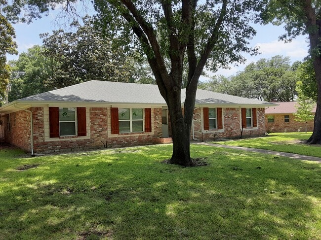Photo - 1608 Amherst Dr House