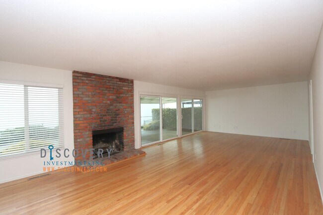 Building Photo - Mid-Century Contemporary 3 Bedroom Ranch S...