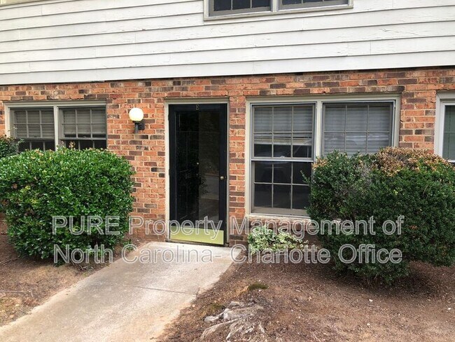 Foto del edificio - 2804 Carriage Dr