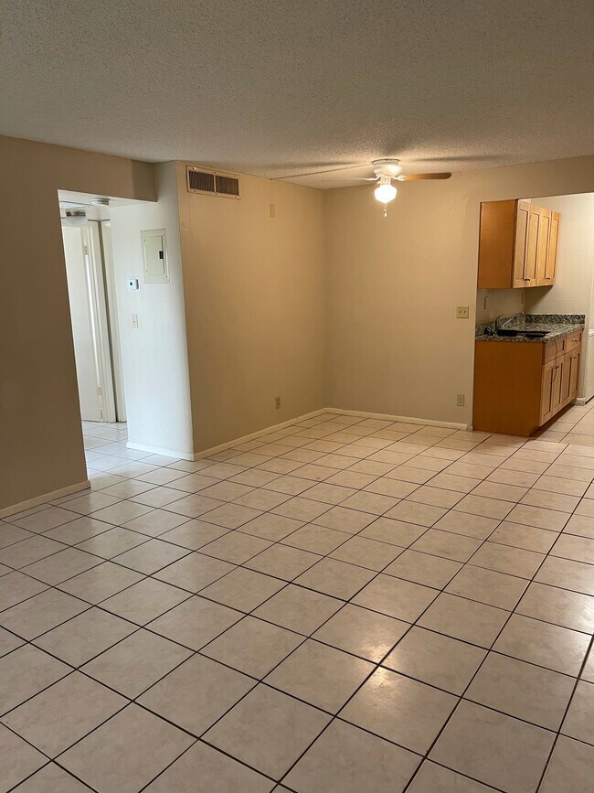 Foto del edificio - 10802 Royal Palm Blvd