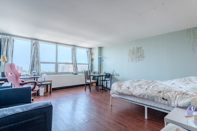 Foto del edificio - 1700 E 56th St