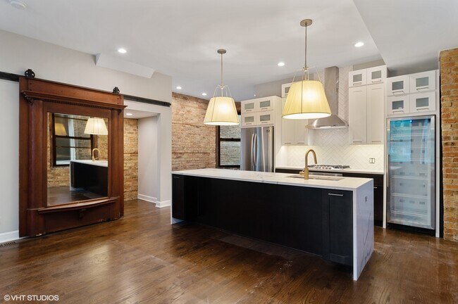 Foto del edificio - 1211 W Addison St