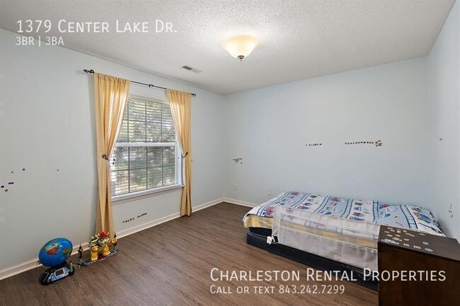 Building Photo - 1379 Center Lake Dr