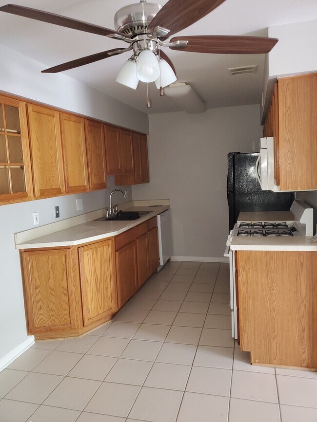 Foto del edificio - 1625 N Windsor Dr