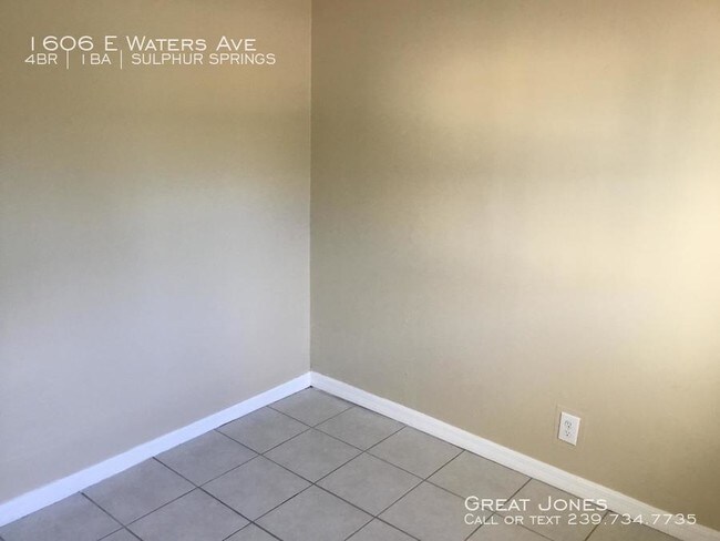 Foto del edificio - 1606 E Waters Ave