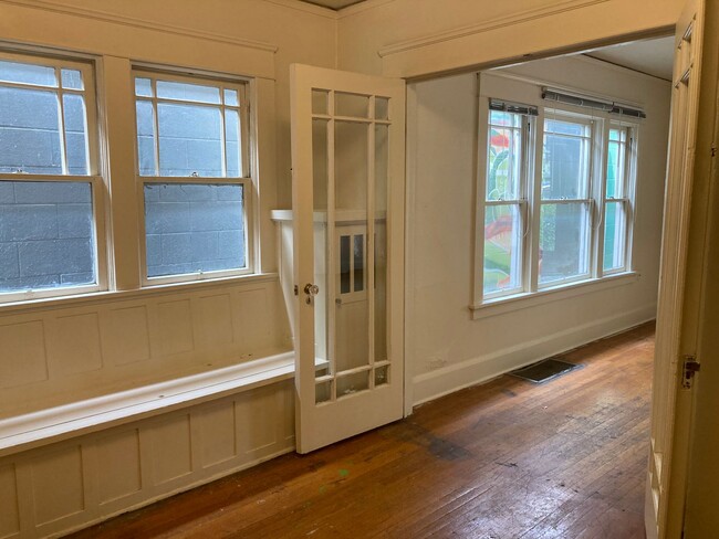 Building Photo - Vintage Campus living ~ Private Porch ~ Of...