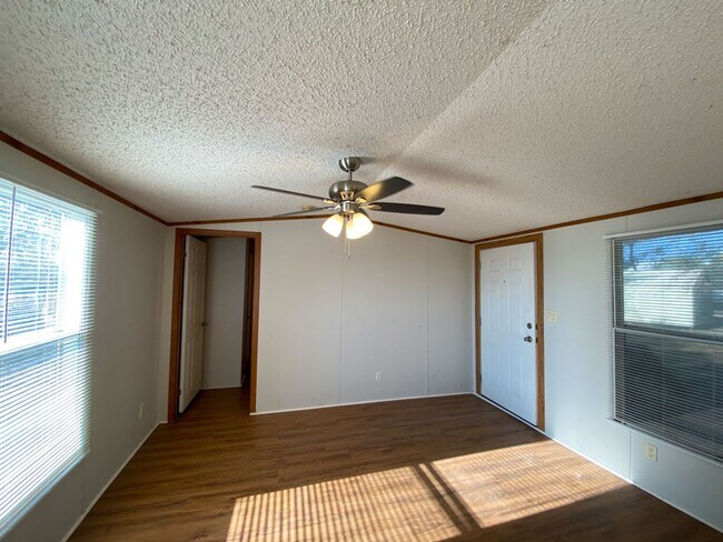 Foto del edificio - Country 2 Bedroom 1 Bath with a fenced Yard