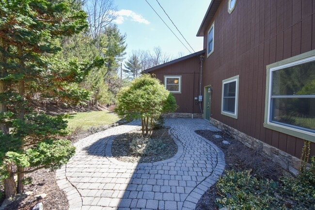 Building Photo - Luxury Living in the Country! 2 Car Heated Garage & More