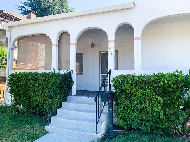 Building Photo - 256 N 16th St