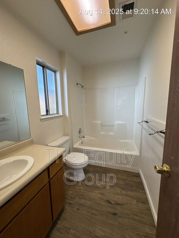 Foto del edificio - 1123 W Tulare Ave