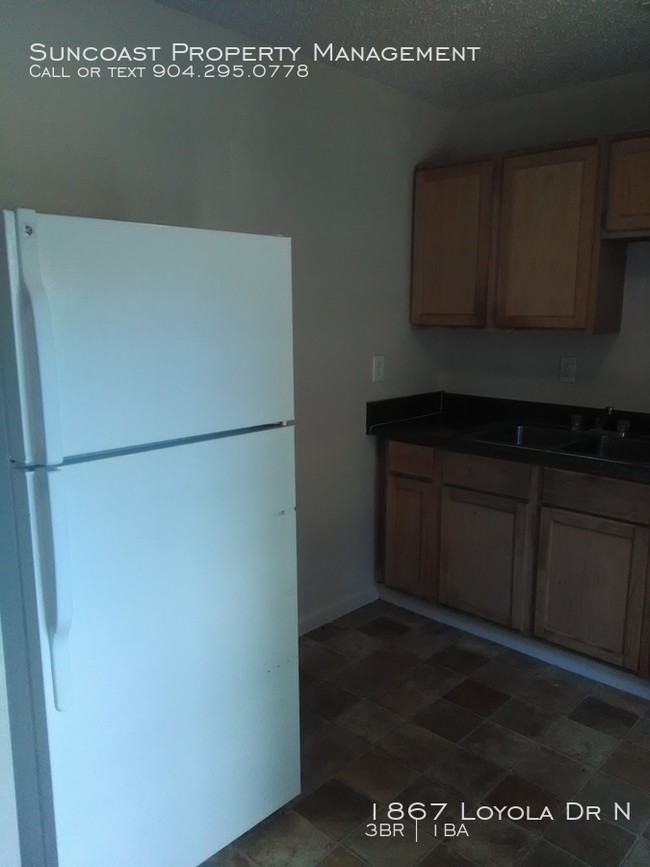Foto del edificio - 3 Bedroom with Fenced in Backyard!!