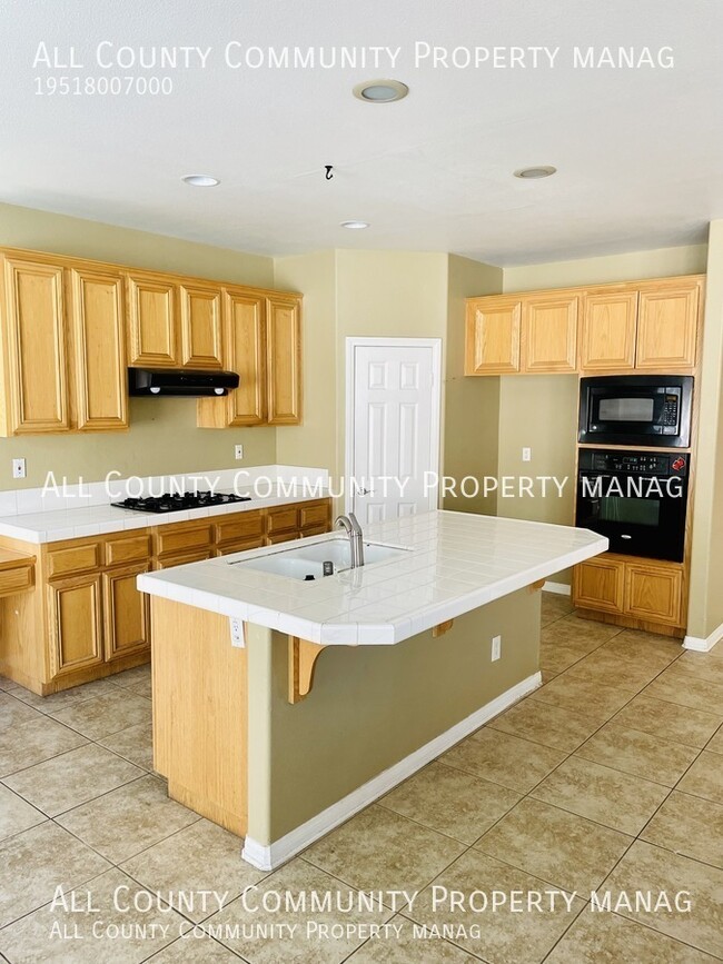 Foto del edificio - Beautiful 2 Story Home In Lake Elsinore!