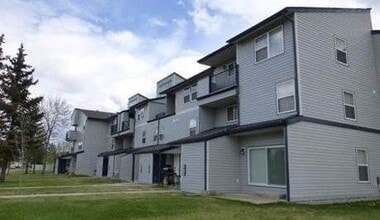 Building Photo - 7201-7201 Poplar Dr