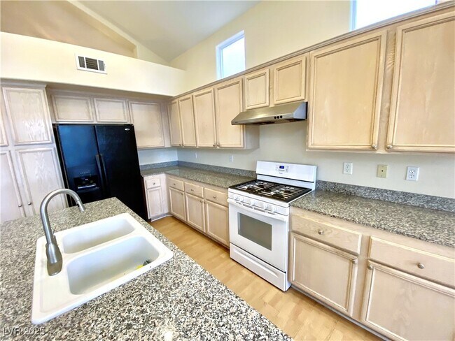 Building Photo - 290 Tayman Park Ave