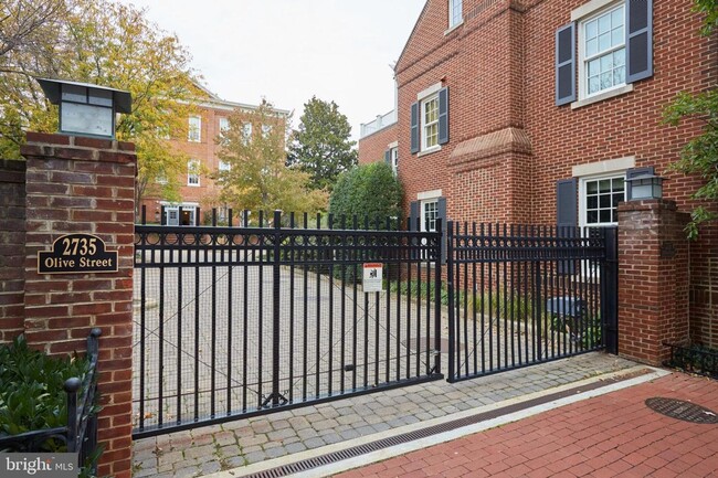 Building Photo - Georgetown East Village gem with PARKING