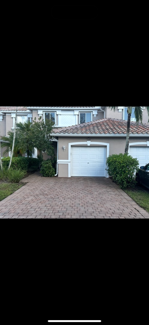 Building Photo - Townhouse with Amenities Galore: 3 BR / 2.5 Bath In The Colonnade Community