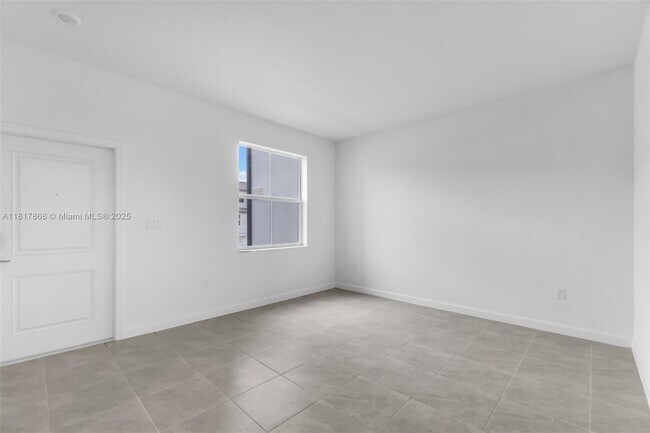 Building Photo - 2807 SE 26th Ave