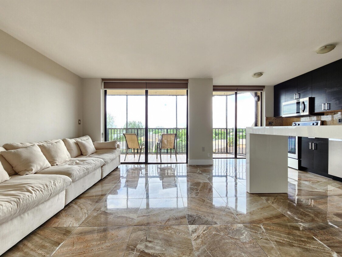 Foto principal - 3400 Blue Lake Dr