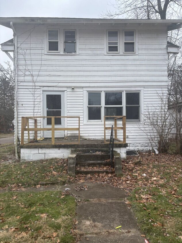 Foto principal - Single Family East Akron Cash Pay/Section 8