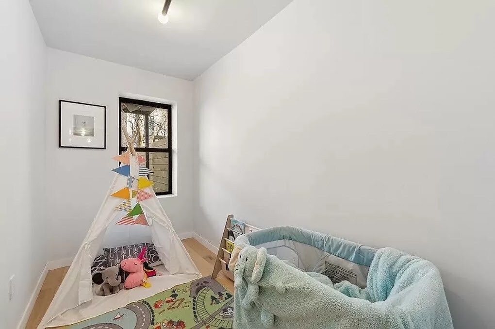 Foto del edificio - 743 Putnam Ave