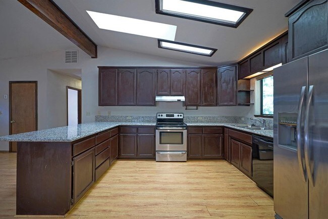 Building Photo - Sierra Springs Charmer - Pollock Pines!