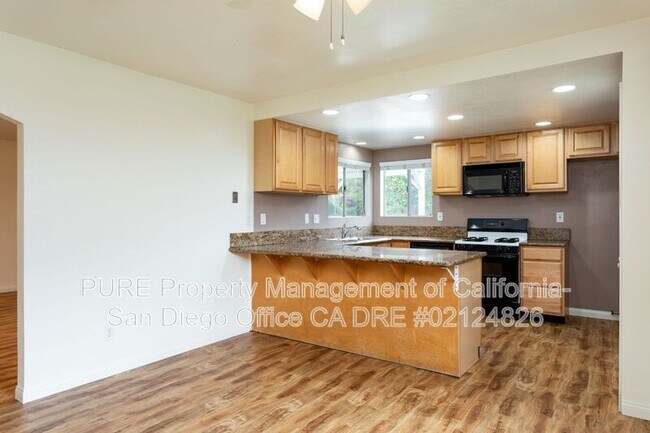 Building Photo - 1420 Palomar Dr
