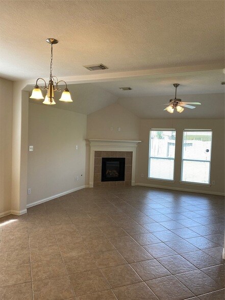 Foto del edificio - 25119 Hazel Ranch Dr