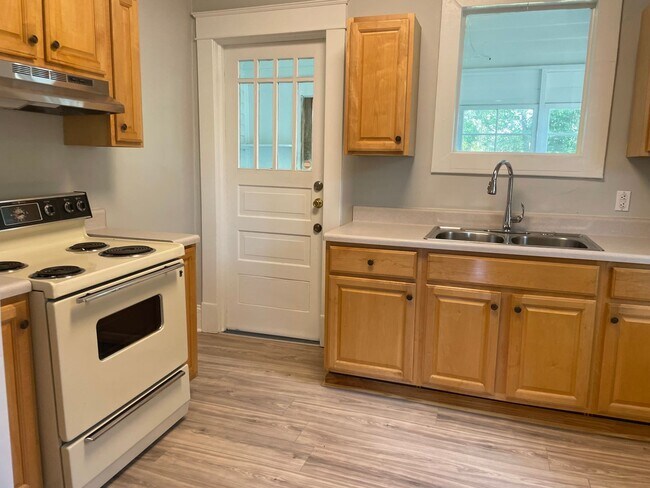 Building Photo - Spacious 2 Bedroom with an Office - LAWNCA...