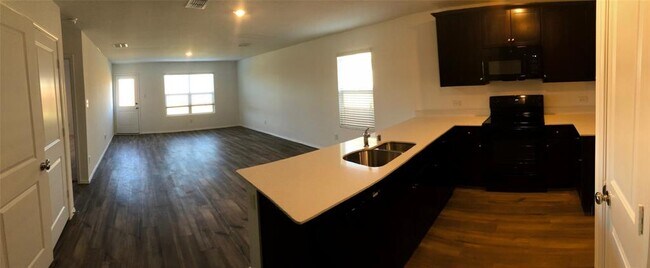 Building Photo - 700 Dashwood Dr