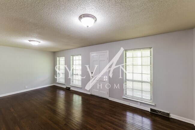 Building Photo - Lovely 3BR, 2BA Brick Rancher