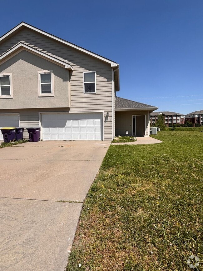 Building Photo - 3012 Brookville Dr