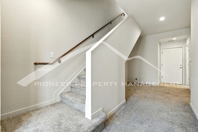 Building Photo - Spacious Townhouse with Central AC and Was...