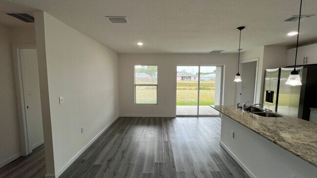 Building Photo - Gorgeous 4 Bedroom, 2 Bathroom Home in Pal...