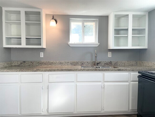 Foto del edificio - 7515 Bayway Dr