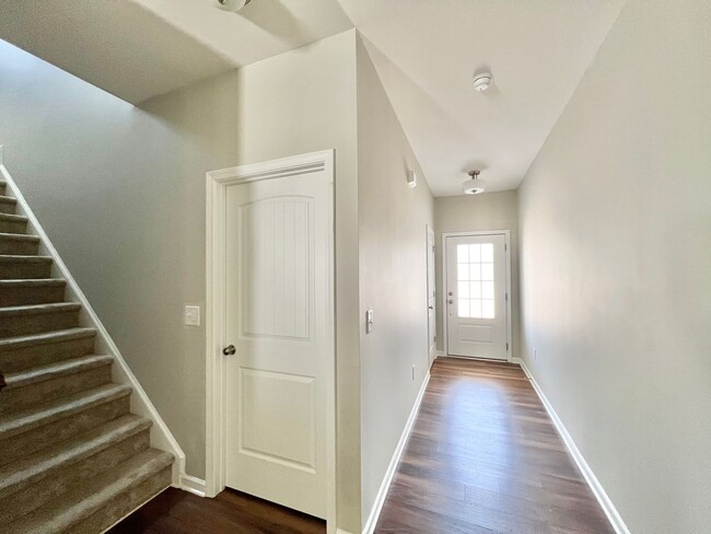 Foto del edificio - Stunning 3BD, 2.5BA Garner Townhouse with ...