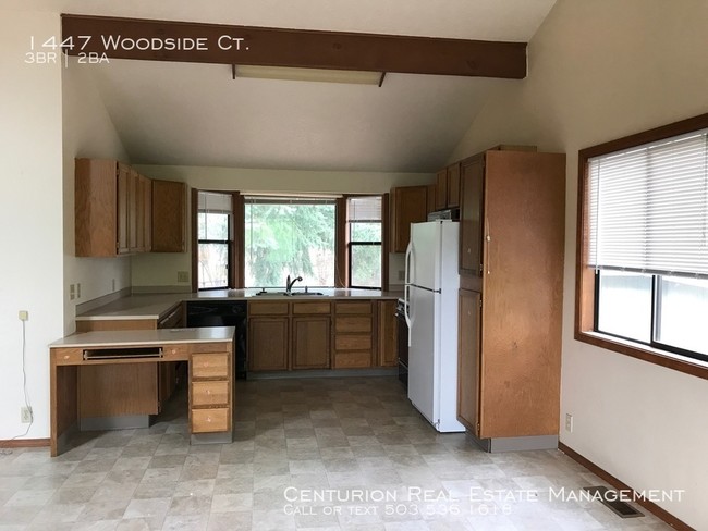 Building Photo - SE 3x1.5 TH/Duplex Coming Available Soon!