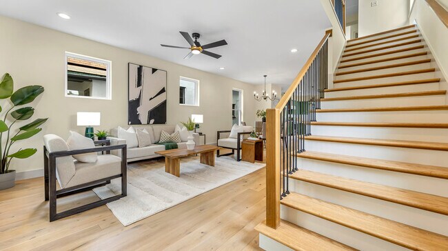 Front Foyer - 4121 Wyoming St