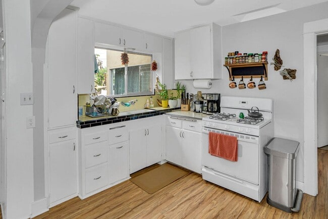 Building Photo - Adorable cottage in Ocean Beach!