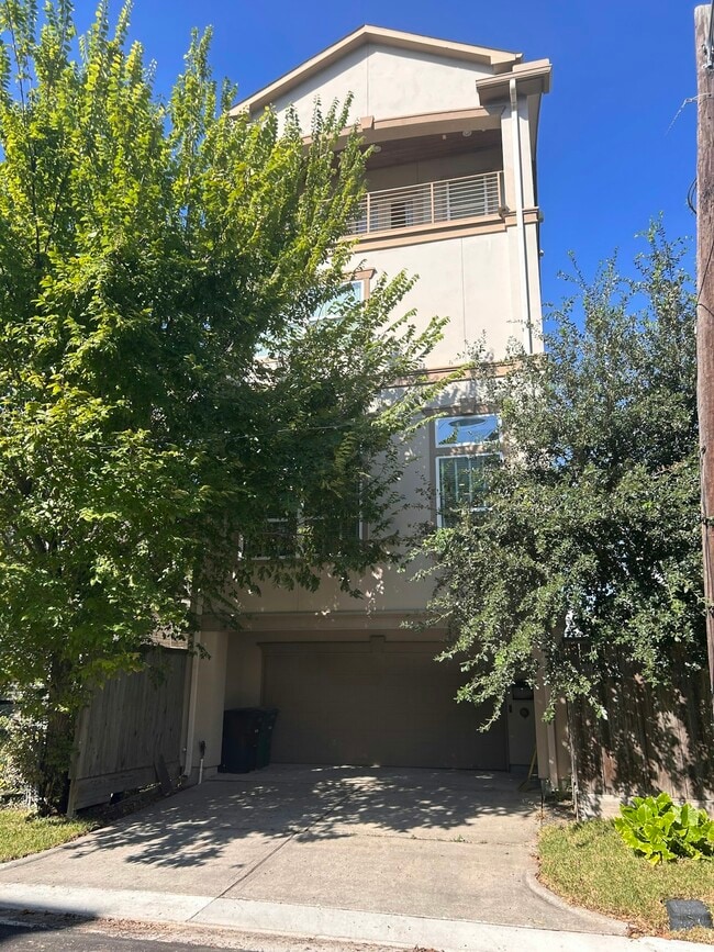 Building Photo - 1105 Fowler St